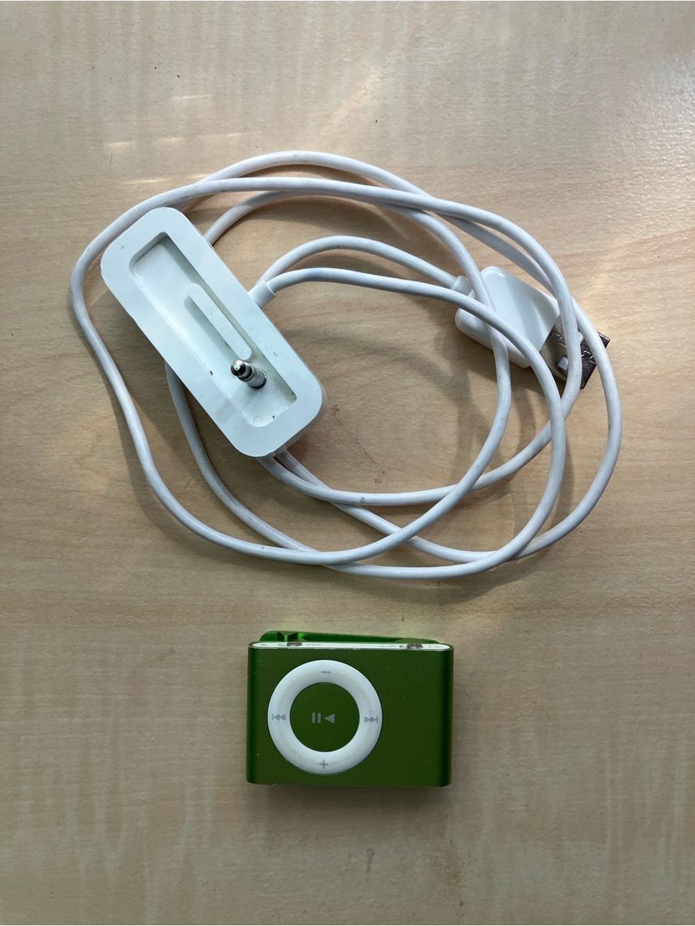 Apple iPod Shuffle with White Dock Cable